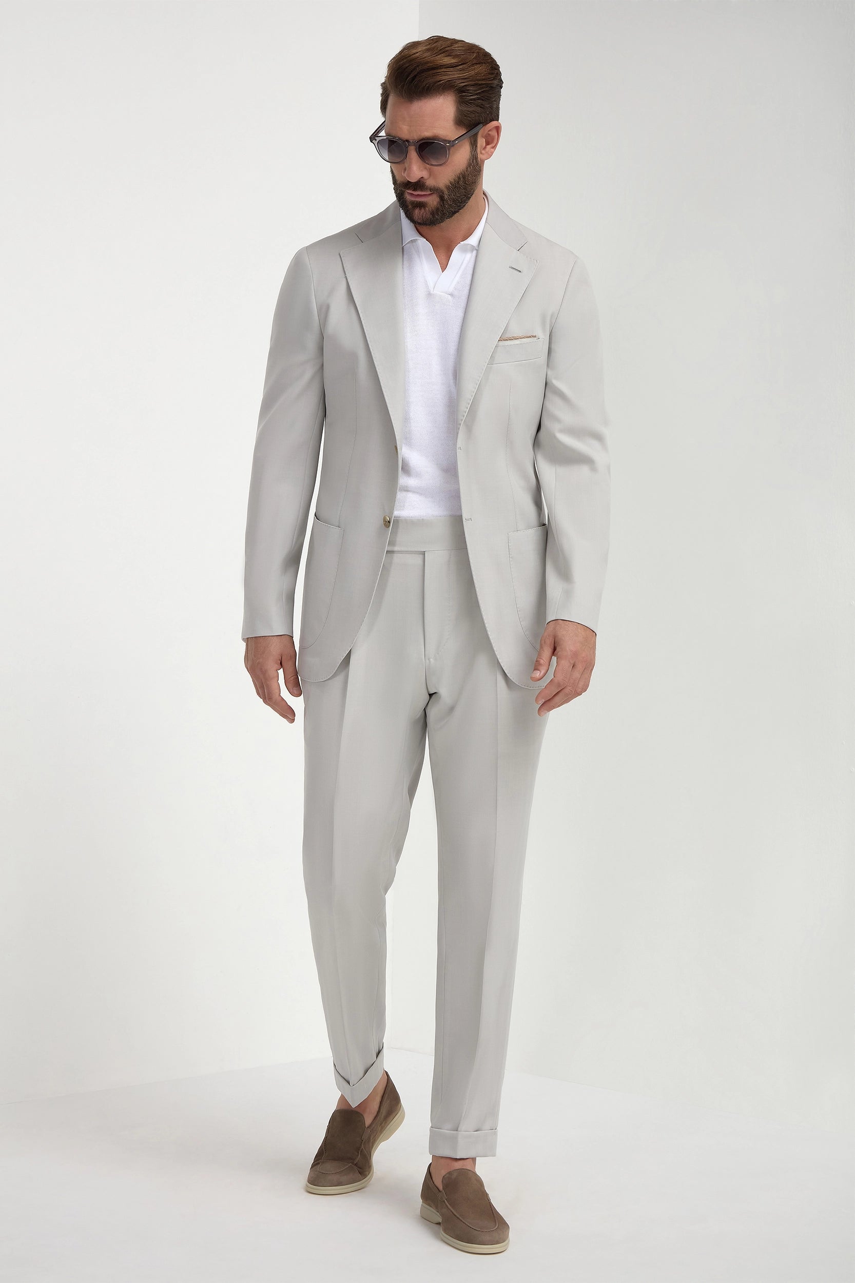 Stone Herringbone Suit, men's elegant stone-colored suit, refined herringbone pattern, breathable and lightweight fabric, sophisticated formal wear, costume chevrons couleur pierre pour hommes, costume raffiné et respirant, confection haut de gamme, abito a spina di pesce color pietra, completo elegante e traspirante, sartoria sofisticata.