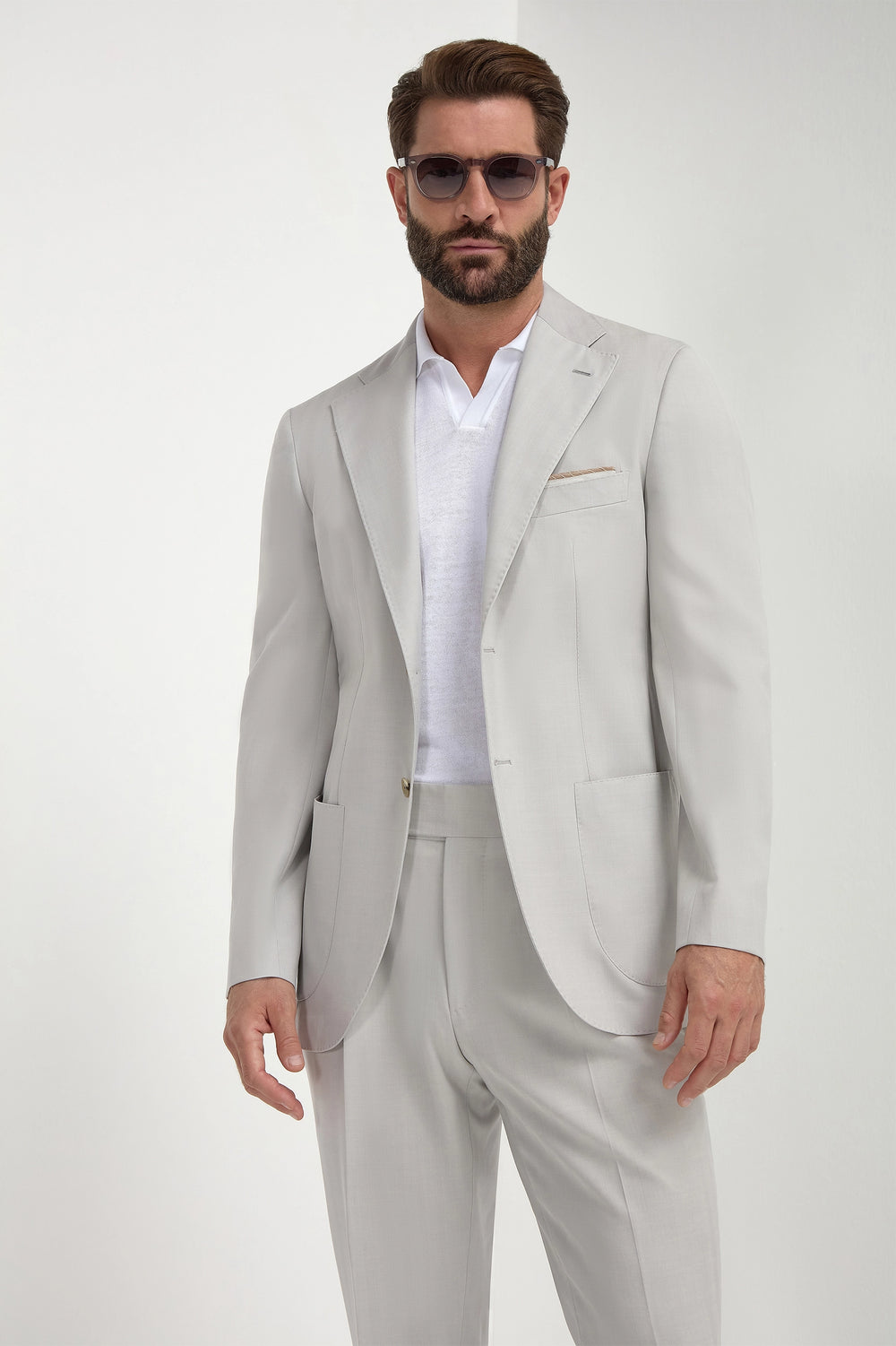 Stone Herringbone Suit, men's elegant stone-colored suit, refined herringbone pattern, breathable and lightweight fabric, sophisticated formal wear, costume chevrons couleur pierre pour hommes, costume raffiné et respirant, confection haut de gamme, abito a spina di pesce color pietra, completo elegante e traspirante, sartoria sofisticata.