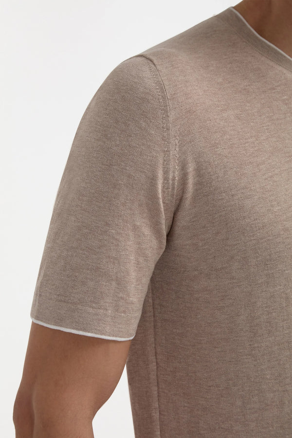 Taupe Knitted T-Shirt, men's taupe knit tee, elegant lightweight t-shirt, breathable summer knitwear, refined casual wear, t-shirt en maille taupe pour hommes, t-shirt tricoté léger et respirant, t-shirt estival élégant, maglietta in maglia taupe, maglia leggera e traspirante, abbigliamento casual raffinato.