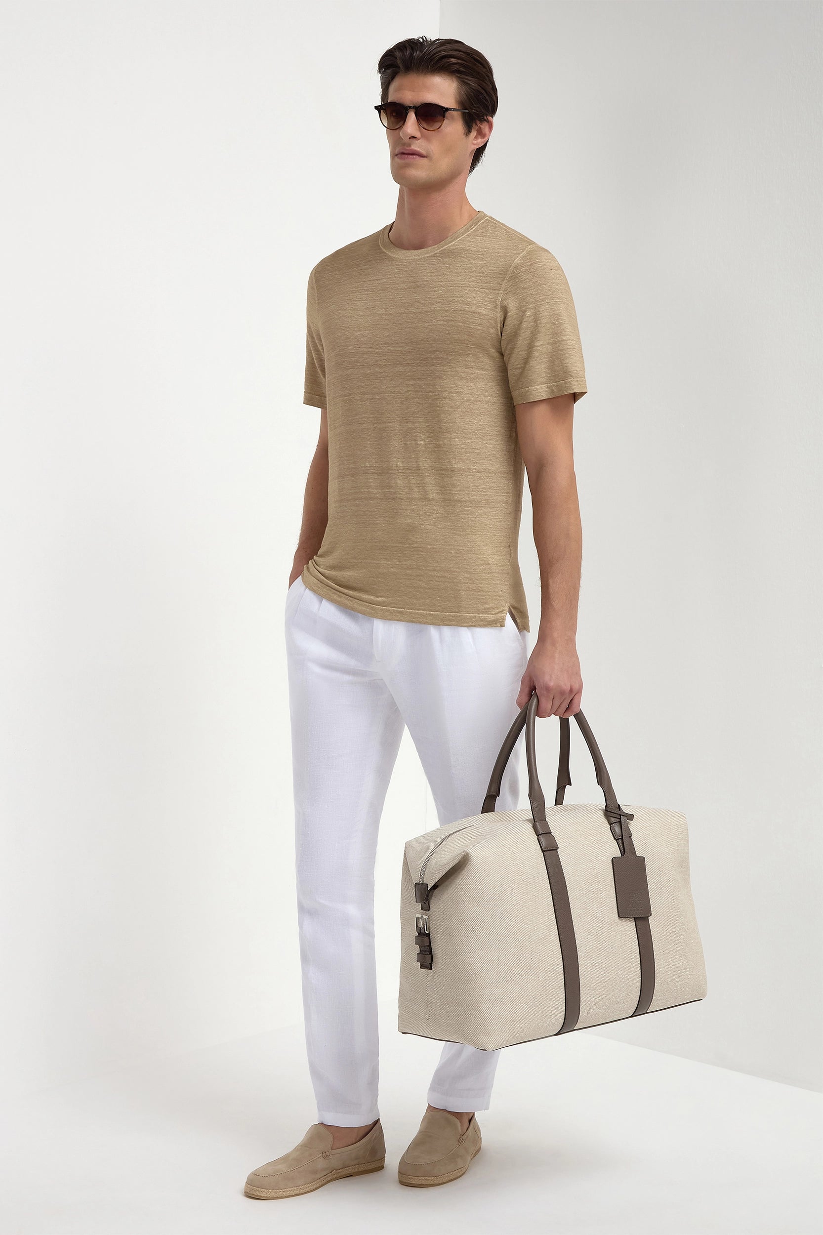 Taupe Linen T-Shirt, men's taupe lightweight tee, elegant breathable linen t-shirt, refined summer knitwear, casual yet sophisticated style, t-shirt en lin taupe pour hommes, t-shirt léger et respirant, t-shirt estival élégant, maglietta in lino taupe, maglia leggera e traspirante, abbigliamento casual raffinato.