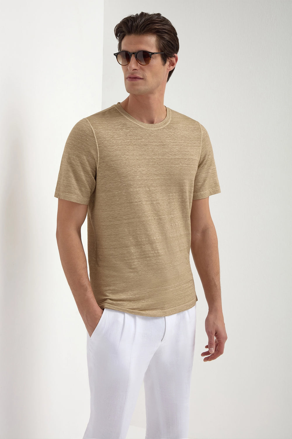 Taupe Linen T-Shirt, men's taupe lightweight tee, elegant breathable linen t-shirt, refined summer knitwear, casual yet sophisticated style, t-shirt en lin taupe pour hommes, t-shirt léger et respirant, t-shirt estival élégant, maglietta in lino taupe, maglia leggera e traspirante, abbigliamento casual raffinato.