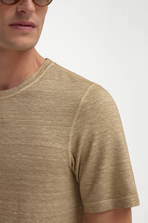 Taupe Linen T-Shirt, men's taupe lightweight tee, elegant breathable linen t-shirt, refined summer knitwear, casual yet sophisticated style, t-shirt en lin taupe pour hommes, t-shirt léger et respirant, t-shirt estival élégant, maglietta in lino taupe, maglia leggera e traspirante, abbigliamento casual raffinato.