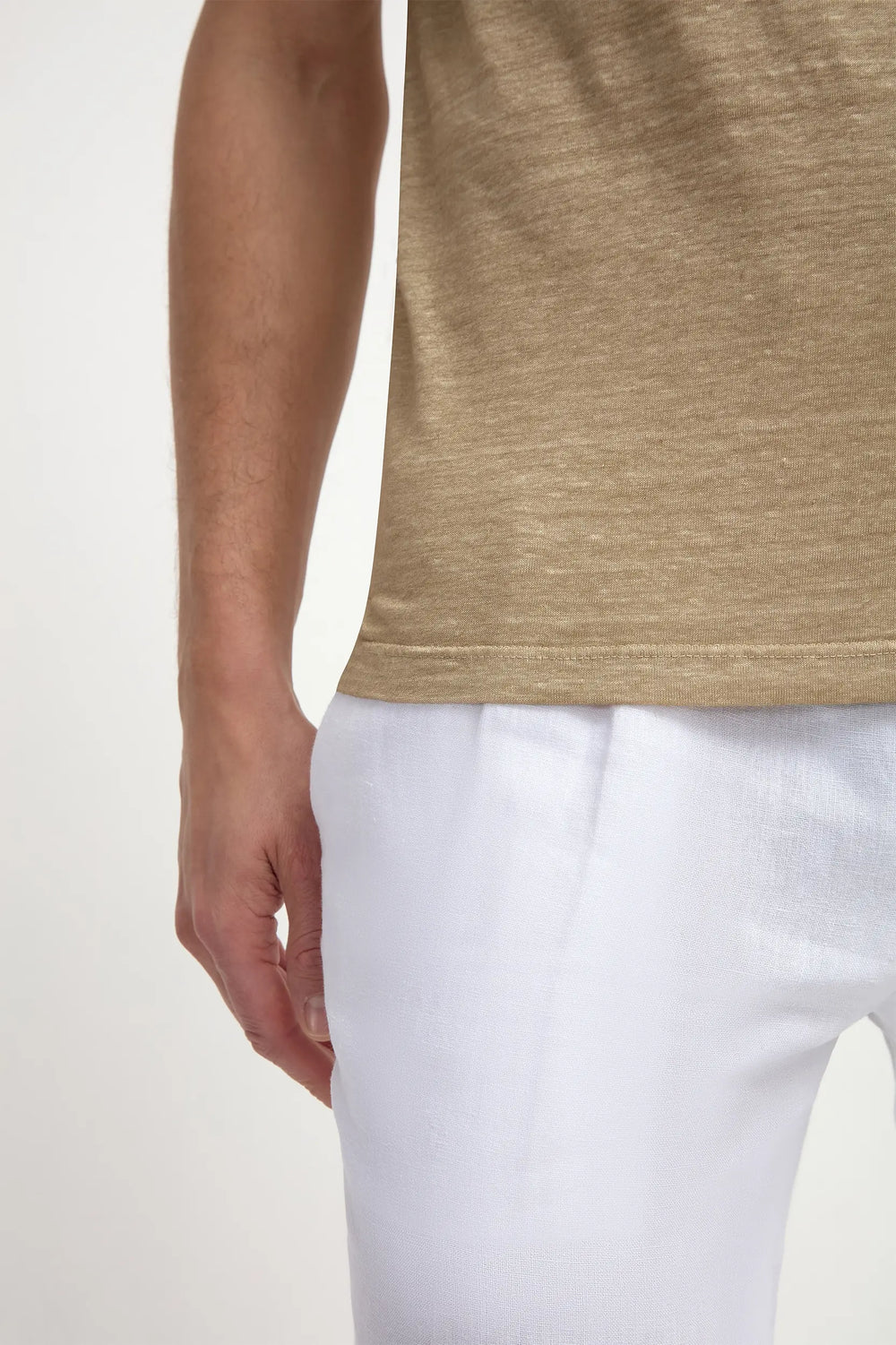 Taupe Linen T-Shirt, men's taupe lightweight tee, elegant breathable linen t-shirt, refined summer knitwear, casual yet sophisticated style, t-shirt en lin taupe pour hommes, t-shirt léger et respirant, t-shirt estival élégant, maglietta in lino taupe, maglia leggera e traspirante, abbigliamento casual raffinato.