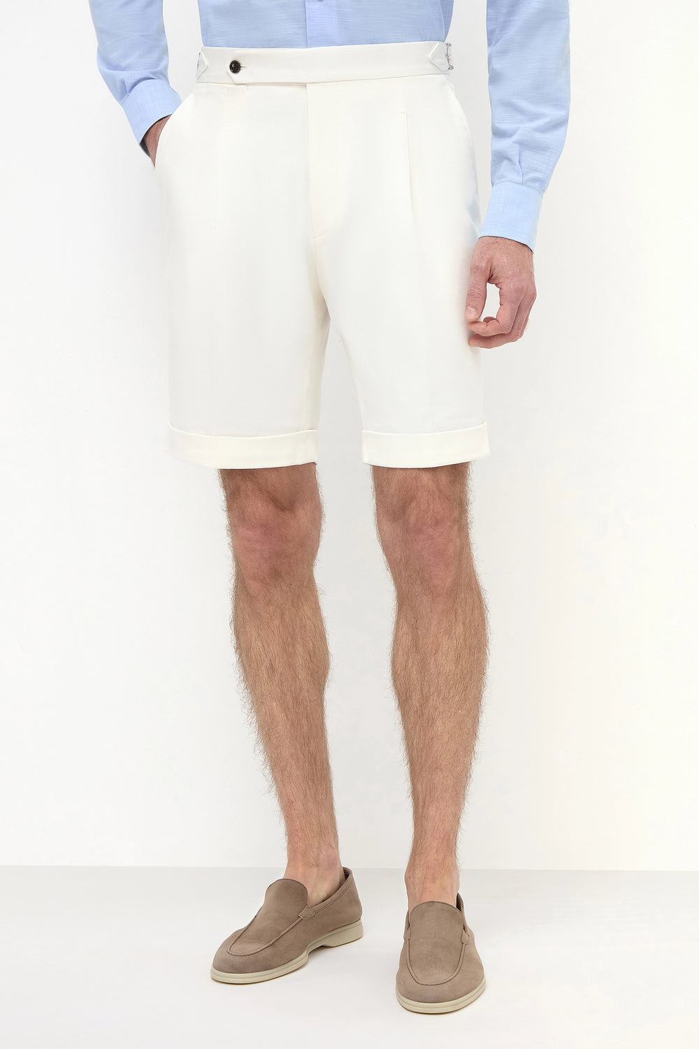 White Cotton Shorts, men's white summer shorts, elegant casual cotton shorts, breathable lightweight shorts, refined tailored shorts, short en coton blanc pour hommes, short d'été élégant, short respirant et confortable, pantaloncini in cotone bianco, pantaloncini estivi eleganti, bermuda sartoriali traspiranti.