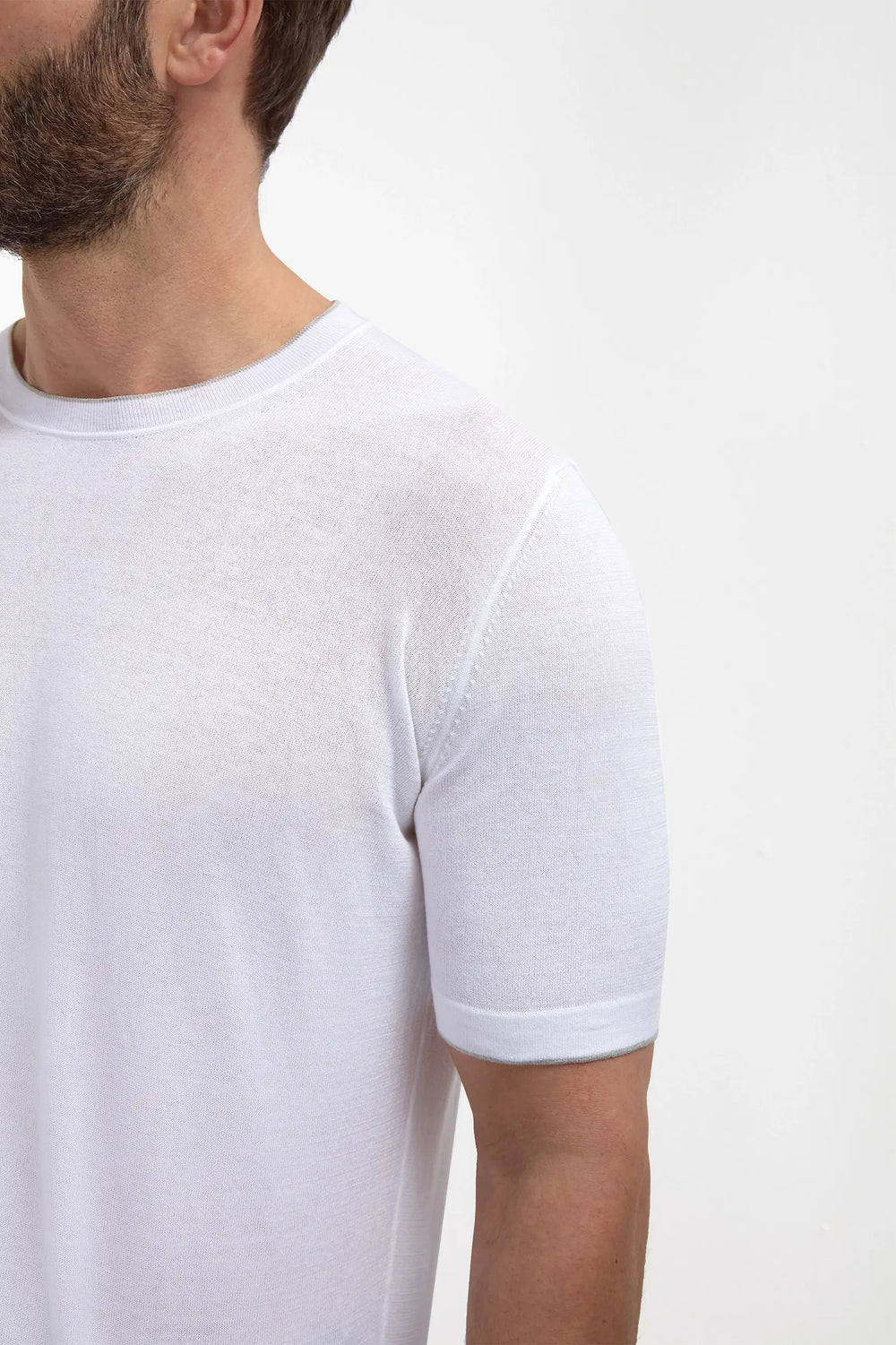 White Knitted T-Shirt, men's white knit tee, elegant lightweight t-shirt, breathable summer knitwear, refined casual wear, t-shirt en maille blanc pour hommes, t-shirt tricoté léger et respirant, t-shirt estival élégant, maglietta in maglia bianca, maglia leggera e traspirante, abbigliamento casual raffinato.