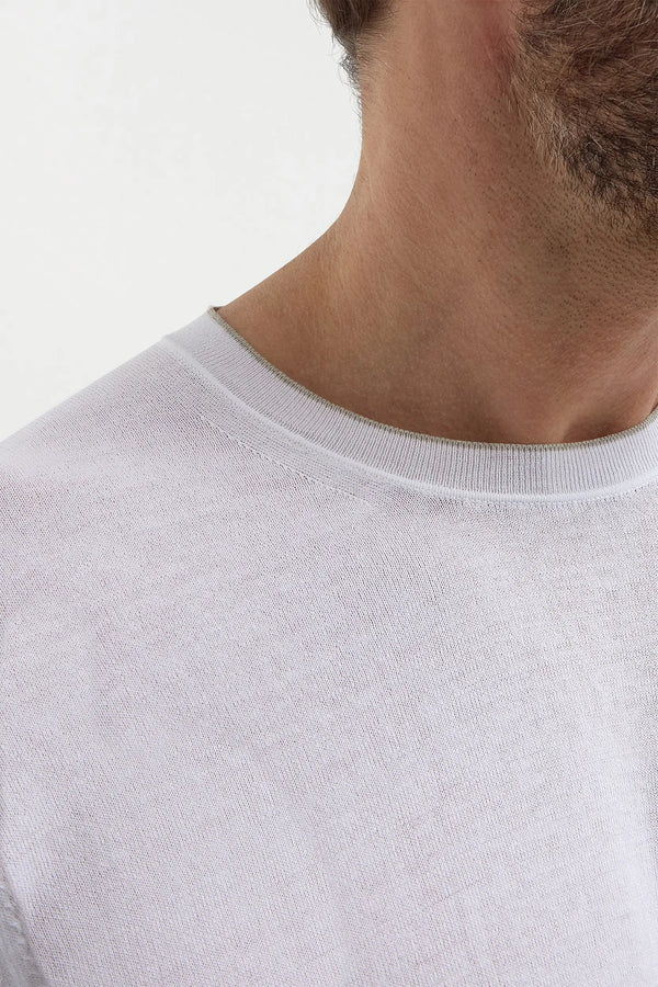 White Knitted T-Shirt, men's white knit tee, elegant lightweight t-shirt, breathable summer knitwear, refined casual wear, t-shirt en maille blanc pour hommes, t-shirt tricoté léger et respirant, t-shirt estival élégant, maglietta in maglia bianca, maglia leggera e traspirante, abbigliamento casual raffinato.