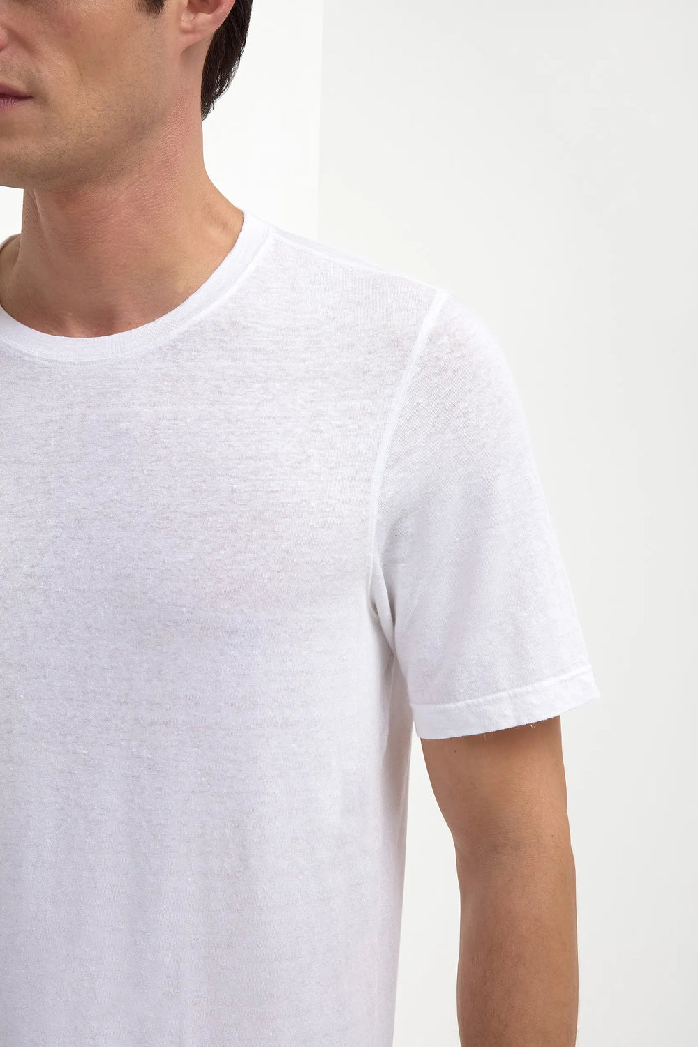 White Linen and Cotton T-Shirt, men's breathable white t-shirt, elegant lightweight summer tee, refined casual wear, soft and comfortable fabric, t-shirt en lin et coton blanc pour hommes, t-shirt estival respirant, t-shirt élégant et sophistiqué, t-shirt in lino e cotone bianco, maglia traspirante e raffinata, abbigliamento casual di classe.