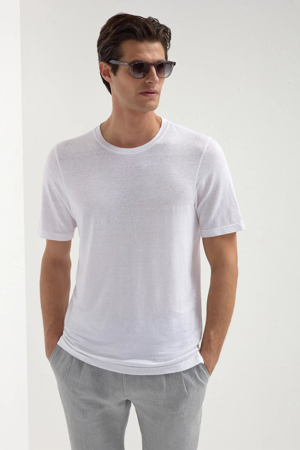 White Linen and Cotton T-Shirt, men's breathable white t-shirt, elegant lightweight summer tee, refined casual wear, soft and comfortable fabric, t-shirt en lin et coton blanc pour hommes, t-shirt estival respirant, t-shirt élégant et sophistiqué, t-shirt in lino e cotone bianco, maglia traspirante e raffinata, abbigliamento casual di classe.