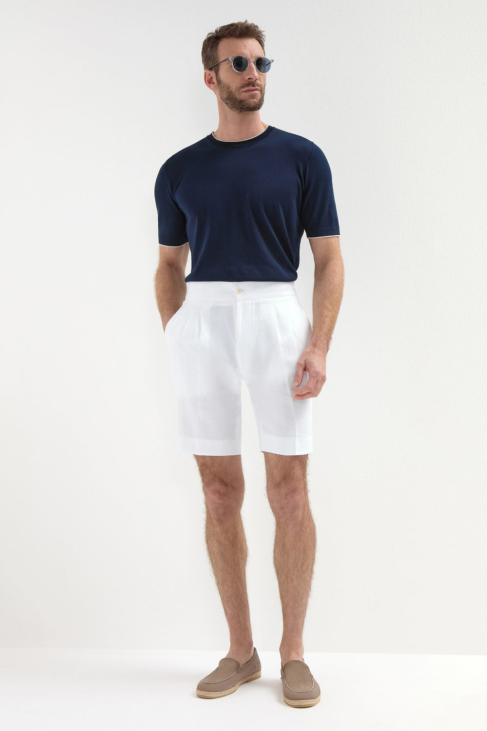 White Linen Relaxed Shorts, men's white lightweight linen shorts, breathable summer shorts, elegant casual wear, comfortable and refined style, short décontracté en lin blanc pour hommes, short estival respirant, short élégant et confortable, pantaloncini in lino bianco, bermuda traspirante e raffinato, abbigliamento casual sofisticato.