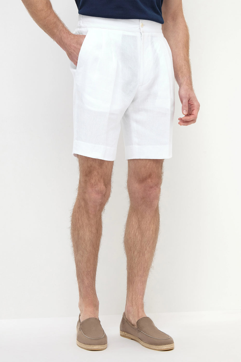 White Linen Relaxed Shorts, men's white lightweight linen shorts, breathable summer shorts, elegant casual wear, comfortable and refined style, short décontracté en lin blanc pour hommes, short estival respirant, short élégant et confortable, pantaloncini in lino bianco, bermuda traspirante e raffinato, abbigliamento casual sofisticato.