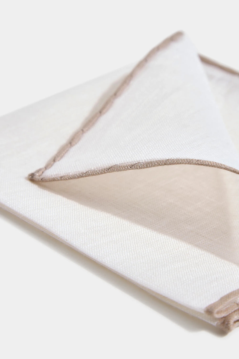 White/Beige Linen Pocket Square, men's white and beige pocket square, elegant linen handkerchief, formal white/beige pocket square, breathable linen accessory, pochette en lin blanche et beige pour hommes, pochette élégante en lin, accessoire formel en lin blanc et beige, fazzoletto da taschino bianco/beige in lino, fazzoletto elegante bianco e beige, accessorio formale in lino bicolore.