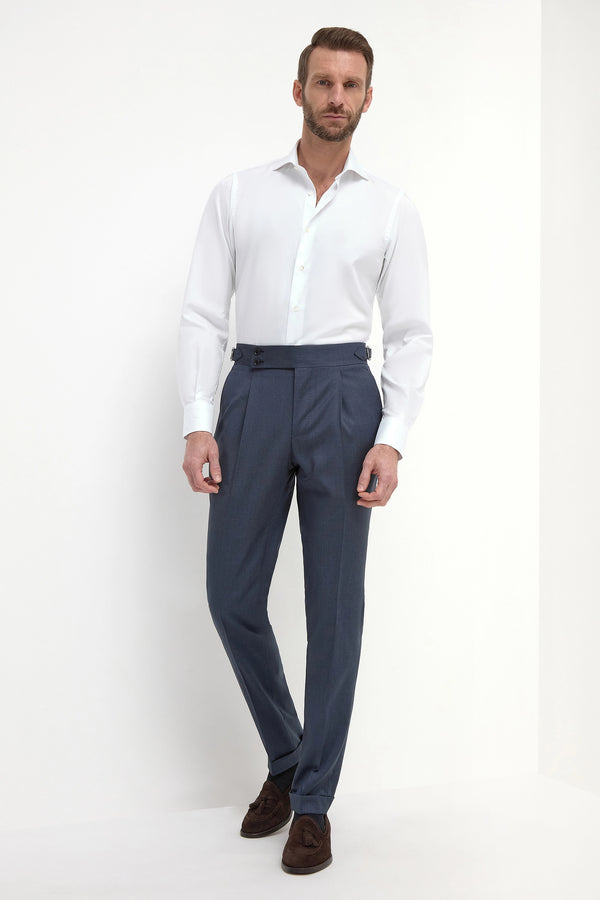 Avio Blue Soragna Trousers, men's avio blue tailored trousers, elegant Soragna pants, breathable wool trousers, refined formal pants, pantalon Soragna bleu avio pour hommes, pantalon élégant en laine, pantalon respirant et raffiné, pantaloni Soragna blu avio, pantaloni eleganti sartoriali, pantaloni formali traspiranti.