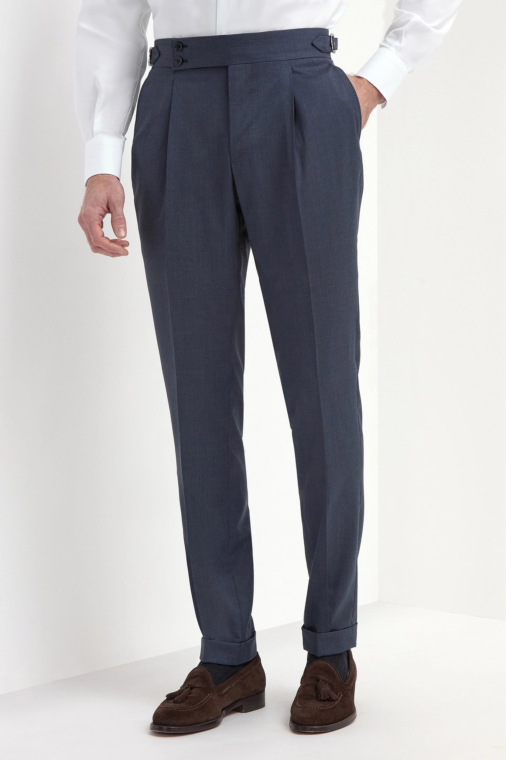 Avio Blue Soragna Trousers, men's avio blue tailored trousers, elegant Soragna pants, breathable wool trousers, refined formal pants, pantalon Soragna bleu avio pour hommes, pantalon élégant en laine, pantalon respirant et raffiné, pantaloni Soragna blu avio, pantaloni eleganti sartoriali, pantaloni formali traspiranti.