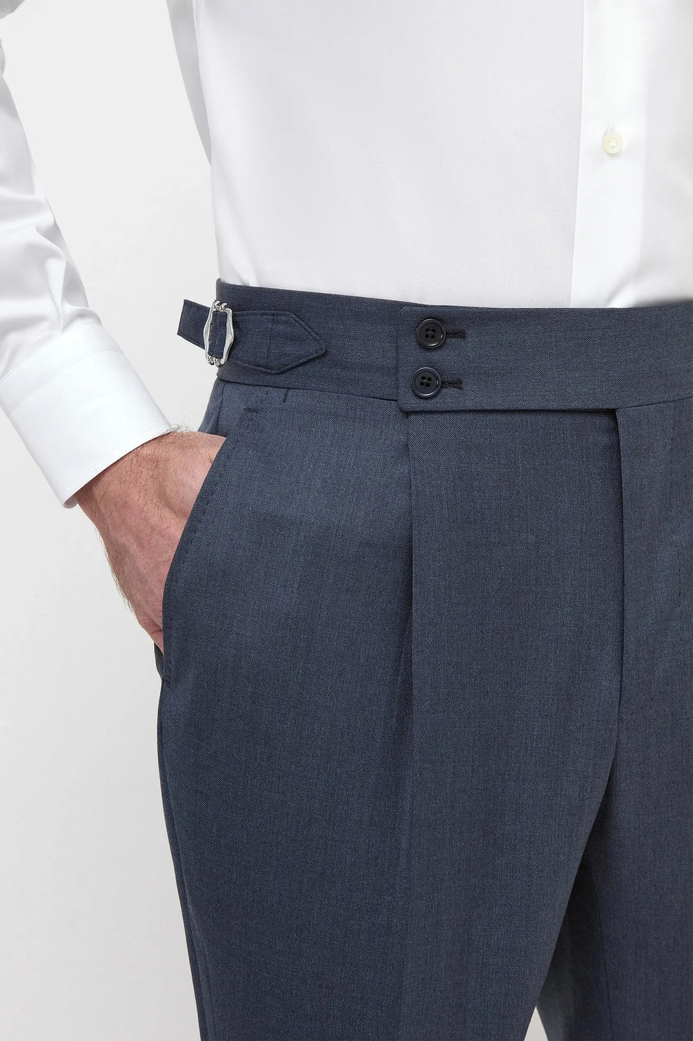 Avio Blue Soragna Trousers, men's avio blue tailored trousers, elegant Soragna pants, breathable wool trousers, refined formal pants, pantalon Soragna bleu avio pour hommes, pantalon élégant en laine, pantalon respirant et raffiné, pantaloni Soragna blu avio, pantaloni eleganti sartoriali, pantaloni formali traspiranti.