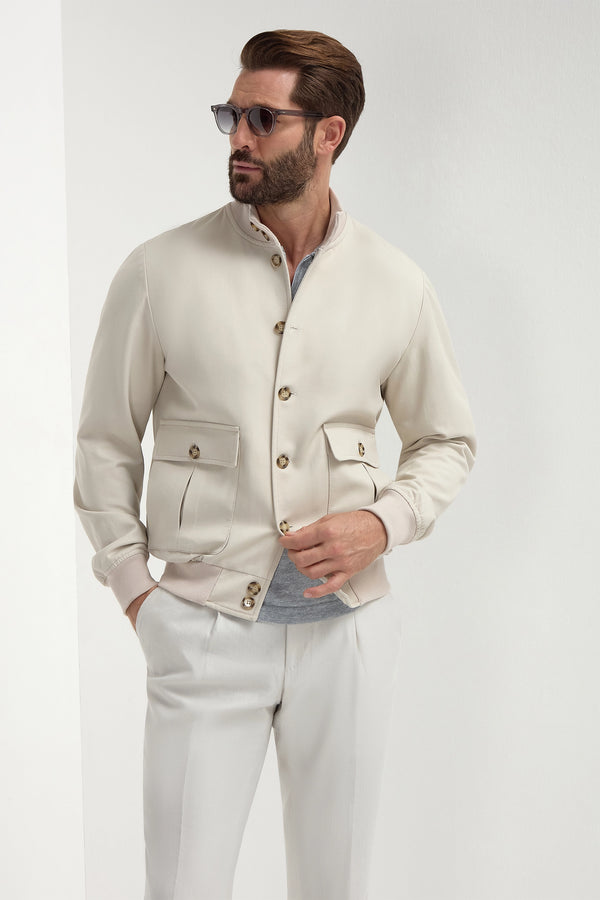 High-end beige bomber jacket, Italian beige jacket, luxury men’s bomber, premium cotton and silk jacket, elegant casual jacket, handcrafted Italian bomber, stylish beige bomber, blouson beige en coton et soie fabriqué en Italie, veste bomber italienne haut de gamme, veste élégante pour homme, giacca bomber beige in cotone e seta fatta in Italia, giacca elegante italiana