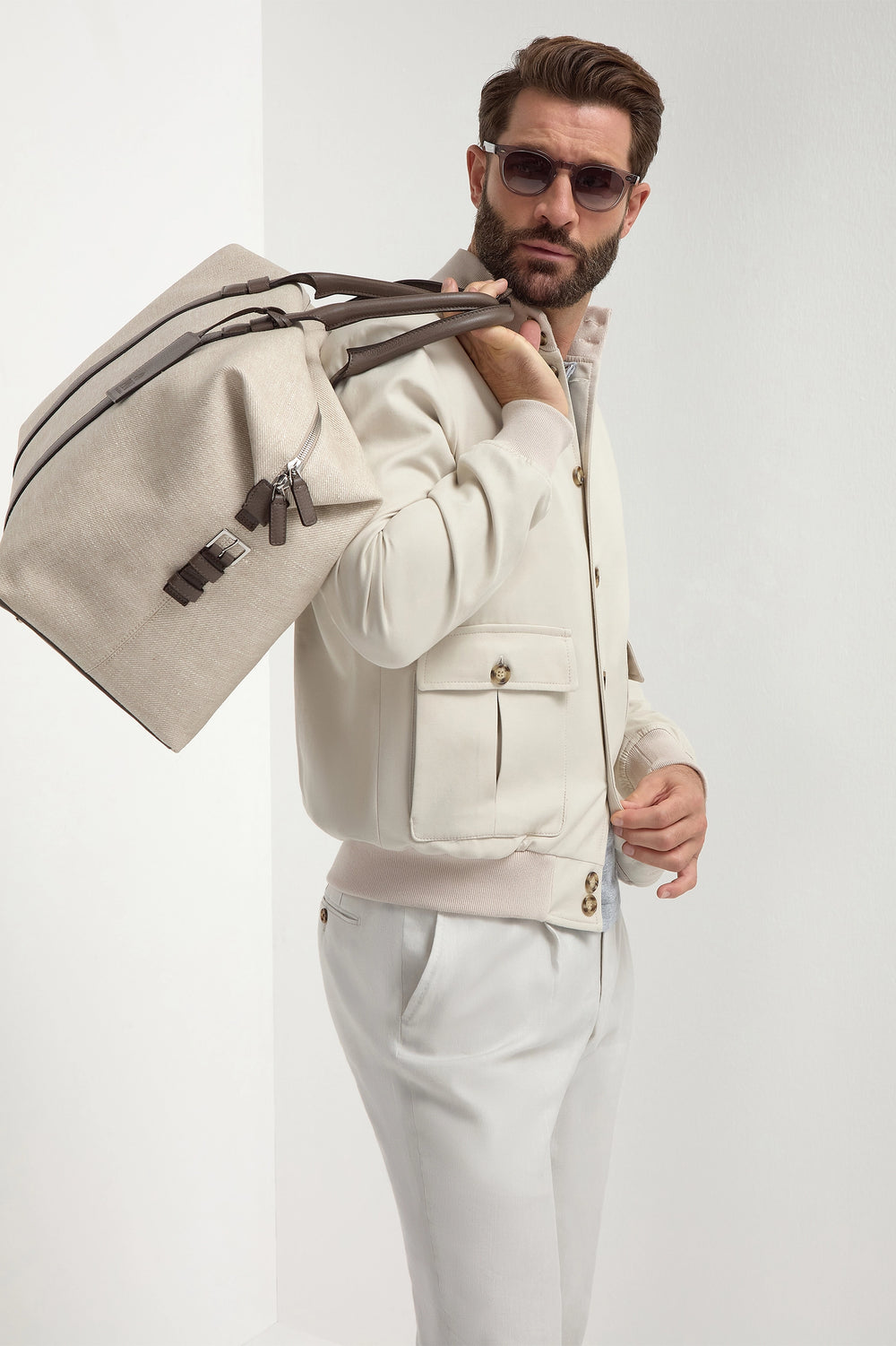 High-end beige bomber jacket, Italian beige jacket, luxury men’s bomber, premium cotton and silk jacket, elegant casual jacket, handcrafted Italian bomber, stylish beige bomber, blouson beige en coton et soie fabriqué en Italie, veste bomber italienne haut de gamme, veste élégante pour homme, giacca bomber beige in cotone e seta fatta in Italia, giacca elegante italiana