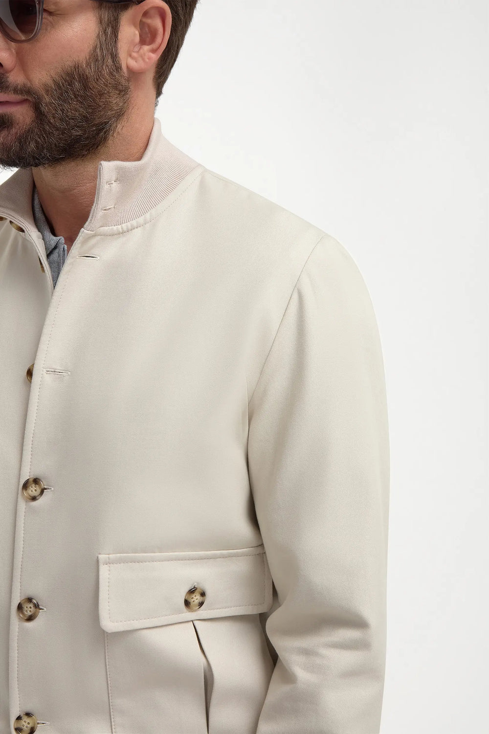 High-end beige bomber jacket, Italian beige jacket, luxury men’s bomber, premium cotton and silk jacket, elegant casual jacket, handcrafted Italian bomber, stylish beige bomber, blouson beige en coton et soie fabriqué en Italie, veste bomber italienne haut de gamme, veste élégante pour homme, giacca bomber beige in cotone e seta fatta in Italia, giacca elegante italiana