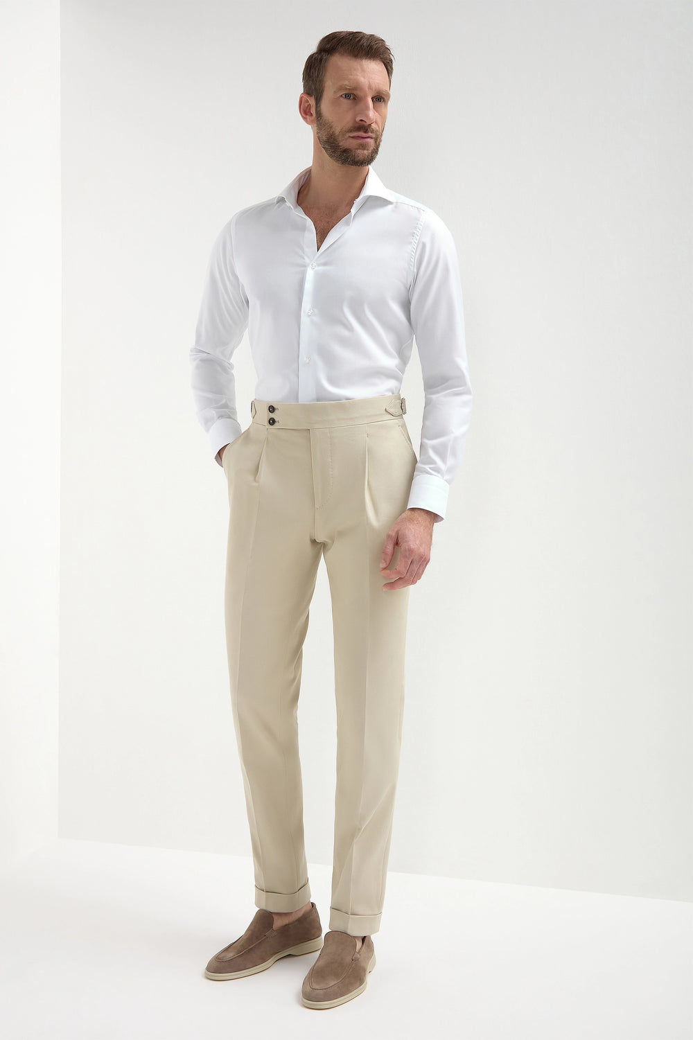 High-end beige cotton trousers with high rise, Italian beige high-rise trousers, luxury men’s beige trousers, premium Italian cotton trousers, elegant men’s trousers, handcrafted Italian trousers, classic beige high-rise trousers, stylish high-rise cotton trousers, pantalon beige en coton à taille haute fabriqué en Italie, pantalon italien en coton haut de gamme à taille haute, pantalon de luxe en coton pour homme, pantalon en coton italien à taille haute, pantalone italiano in cotone di lusso a vita alta