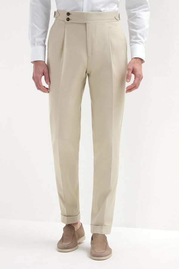 High-end beige cotton trousers with high rise, Italian beige high-rise trousers, luxury men’s beige trousers, premium Italian cotton trousers, elegant men’s trousers, handcrafted Italian trousers, classic beige high-rise trousers, stylish high-rise cotton trousers, pantalon beige en coton à taille haute fabriqué en Italie, pantalon italien en coton haut de gamme à taille haute, pantalon de luxe en coton pour homme, pantalon en coton italien à taille haute, pantalone italiano in cotone di lusso a vita alta