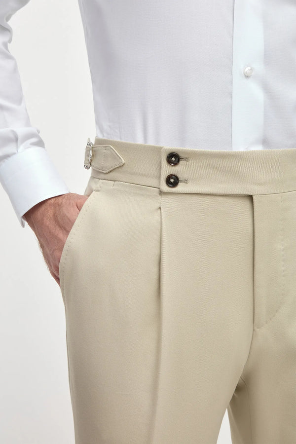 High-end beige cotton trousers with high rise, Italian beige high-rise trousers, luxury men’s beige trousers, premium Italian cotton trousers, elegant men’s trousers, handcrafted Italian trousers, classic beige high-rise trousers, stylish high-rise cotton trousers, pantalon beige en coton à taille haute fabriqué en Italie, pantalon italien en coton haut de gamme à taille haute, pantalon de luxe en coton pour homme, pantalon en coton italien à taille haute, pantalone italiano in cotone di lusso a vita alta