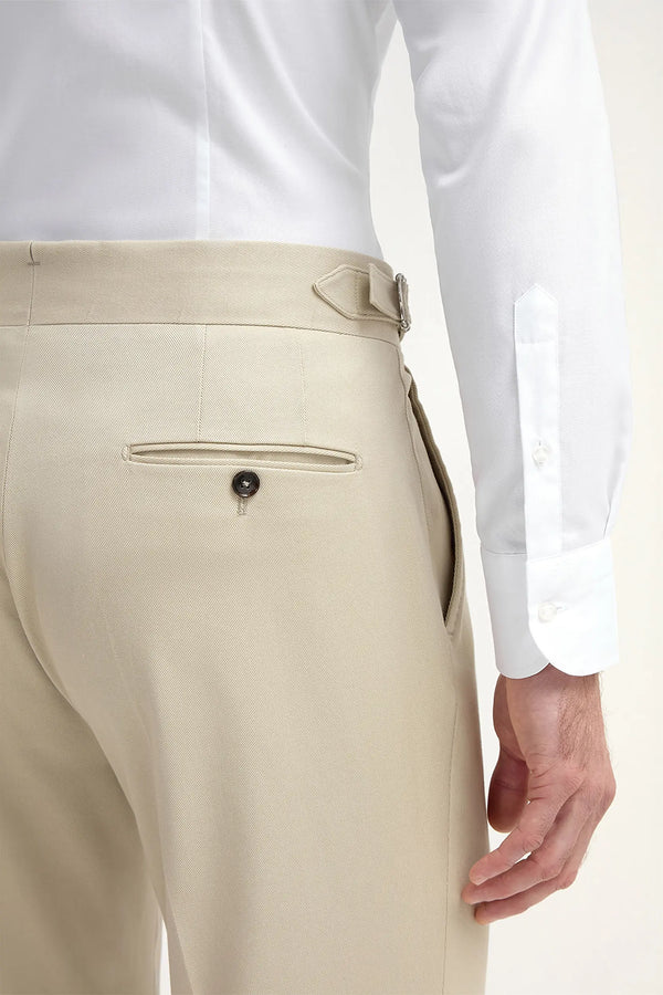 High-end beige cotton trousers with high rise, Italian beige high-rise trousers, luxury men’s beige trousers, premium Italian cotton trousers, elegant men’s trousers, handcrafted Italian trousers, classic beige high-rise trousers, stylish high-rise cotton trousers, pantalon beige en coton à taille haute fabriqué en Italie, pantalon italien en coton haut de gamme à taille haute, pantalon de luxe en coton pour homme, pantalon en coton italien à taille haute, pantalone italiano in cotone di lusso a vita alta