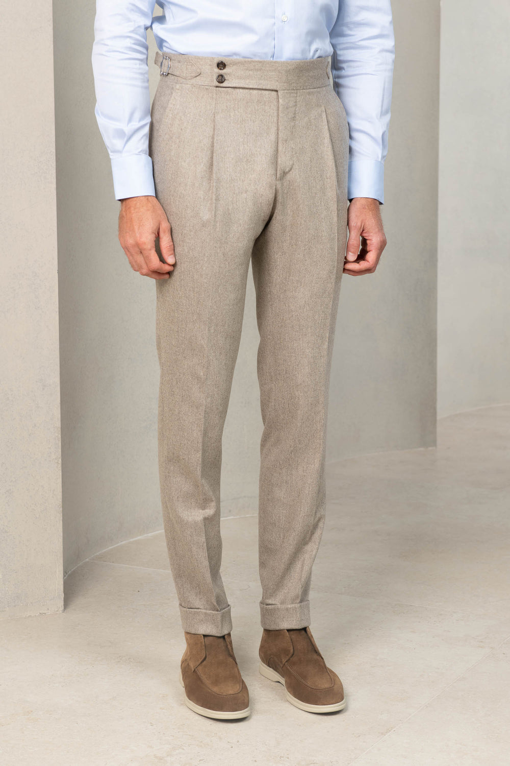 Flannel trousers, beige  trousers, sartorial trousers, italian style; pantalons en flanelle , pantalons beige, pantalons sartoriaux, style italien ; pantalons fabriqués en Italie, pantaloni in flanella, pantaloni beige, pantaloni sartoriali, stile italiano; pantaloni made in italy, winter trousers, chino trousers, pleated trousers, pantalon d'hiver, pantalon chino, pantalon à plis