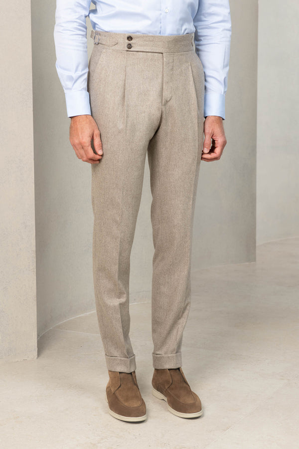 Flannel trousers, beige  trousers, sartorial trousers, italian style; pantalons en flanelle , pantalons beige, pantalons sartoriaux, style italien ; pantalons fabriqués en Italie, pantaloni in flanella, pantaloni beige, pantaloni sartoriali, stile italiano; pantaloni made in italy, winter trousers, chino trousers, pleated trousers, pantalon d'hiver, pantalon chino, pantalon à plis