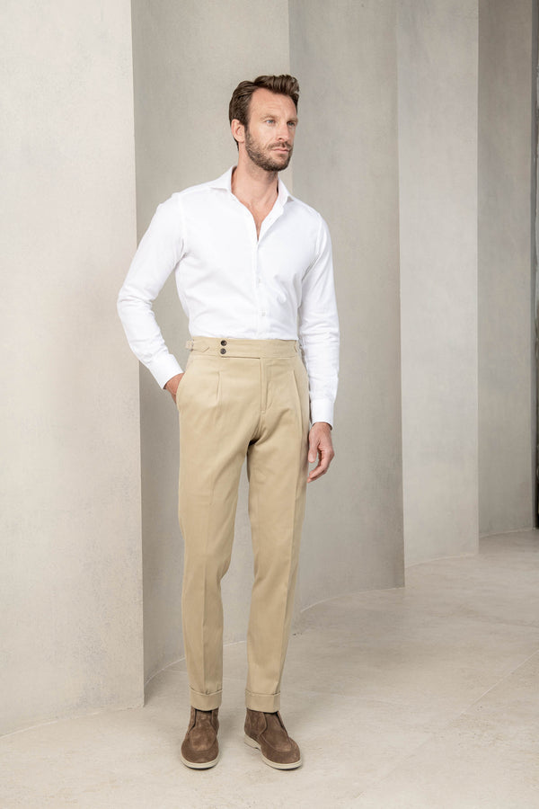 beige cotton trousers, winter cotton trousers, beige winter cotton trousers, beige ghurka trousers, beige sartorial trousersn sartorial cotton trousers, beige pleated trousers, cotton pleated chinos, chino beige à pinces, pantalon beige à pinces, pantalon beige en coton