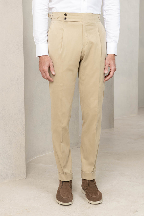 beige cotton trousers, winter cotton trousers, beige winter cotton trousers, beige ghurka trousers, beige sartorial trousersn sartorial cotton trousers, beige pleated trousers, cotton pleated chinos, chino beige à pinces, pantalon beige à pinces, pantalon beige en coton