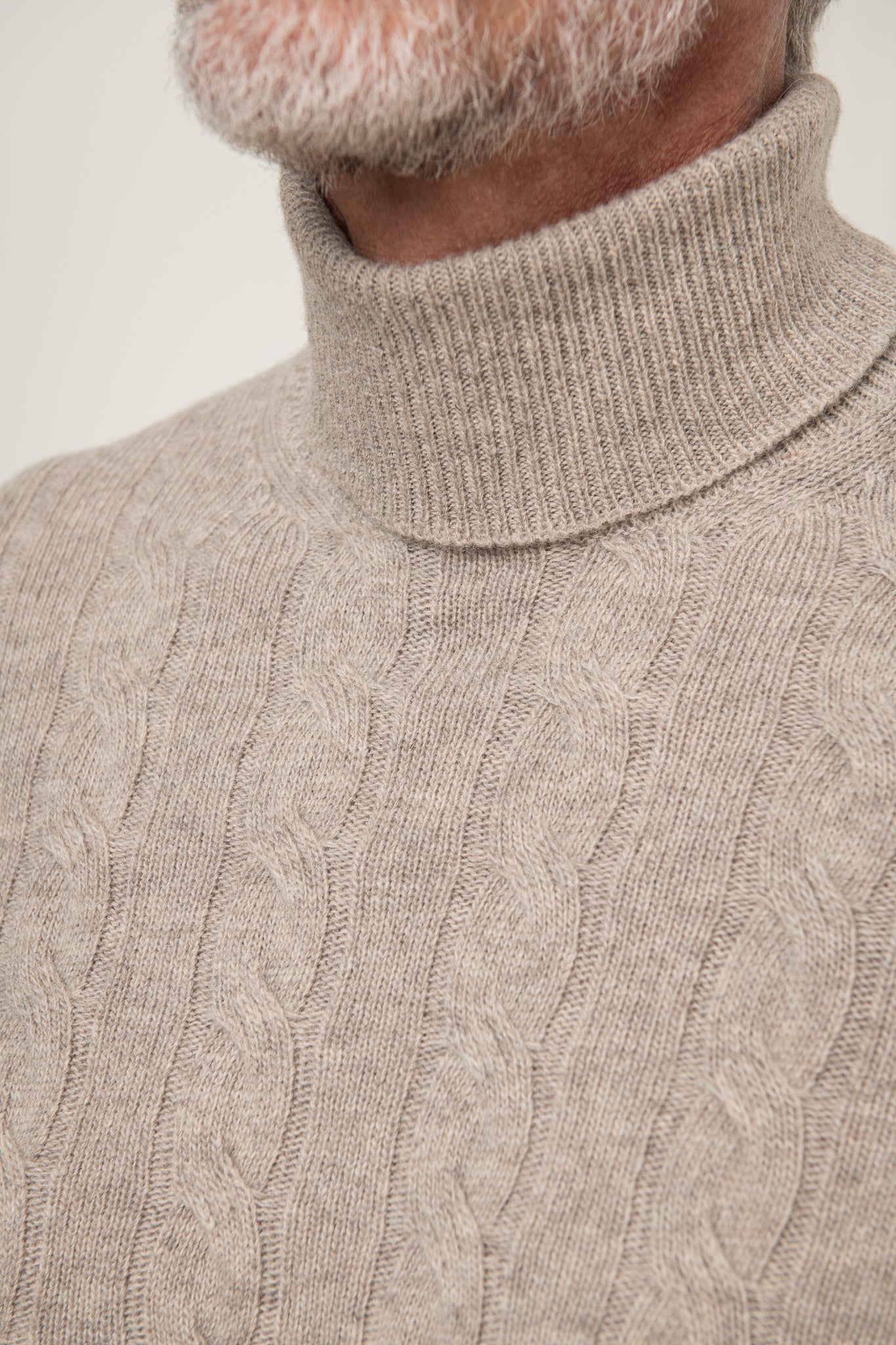 Beige turtleneck, Beige cable turtleneck, Beige cable knit, col roulé Beige, col roulé cable Beige, col roulé laine cachemire, Beige wool cachemire turtleneck, dolcevita Beige, dolcevita beige a cavi, maglia grigia a cavi, dolcevita beige lana cachemire
