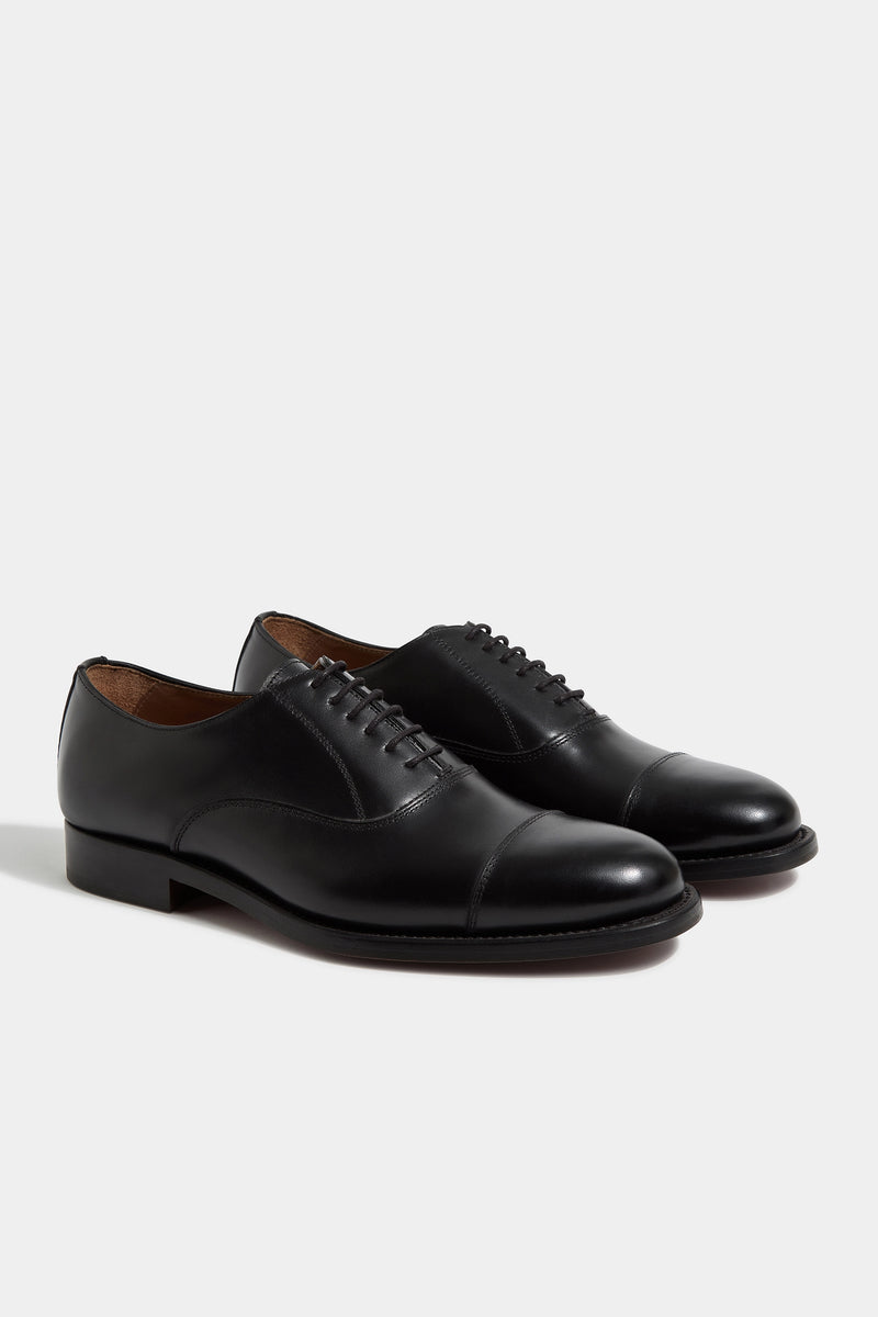 Black Oxford shoes, Italian black Oxfords, handcrafted Italian dress shoes, luxury Oxfords made in Italy, elegant men’s formal shoes, premium Italian leather Oxfords, classic black formal shoes, black Richelieu Oxfords; chaussures Oxford noires, Oxfords noirs italiens, Richelieus noirs, chaussures élégantes en cuir italien, Oxfords de luxe fabriqués en Italie, chaussures formelles pour homme, Oxfords en cuir noir premium; scarpe Oxford nere, Oxfords italiani neri, scarpe eleganti in pelle italiana, Oxfords