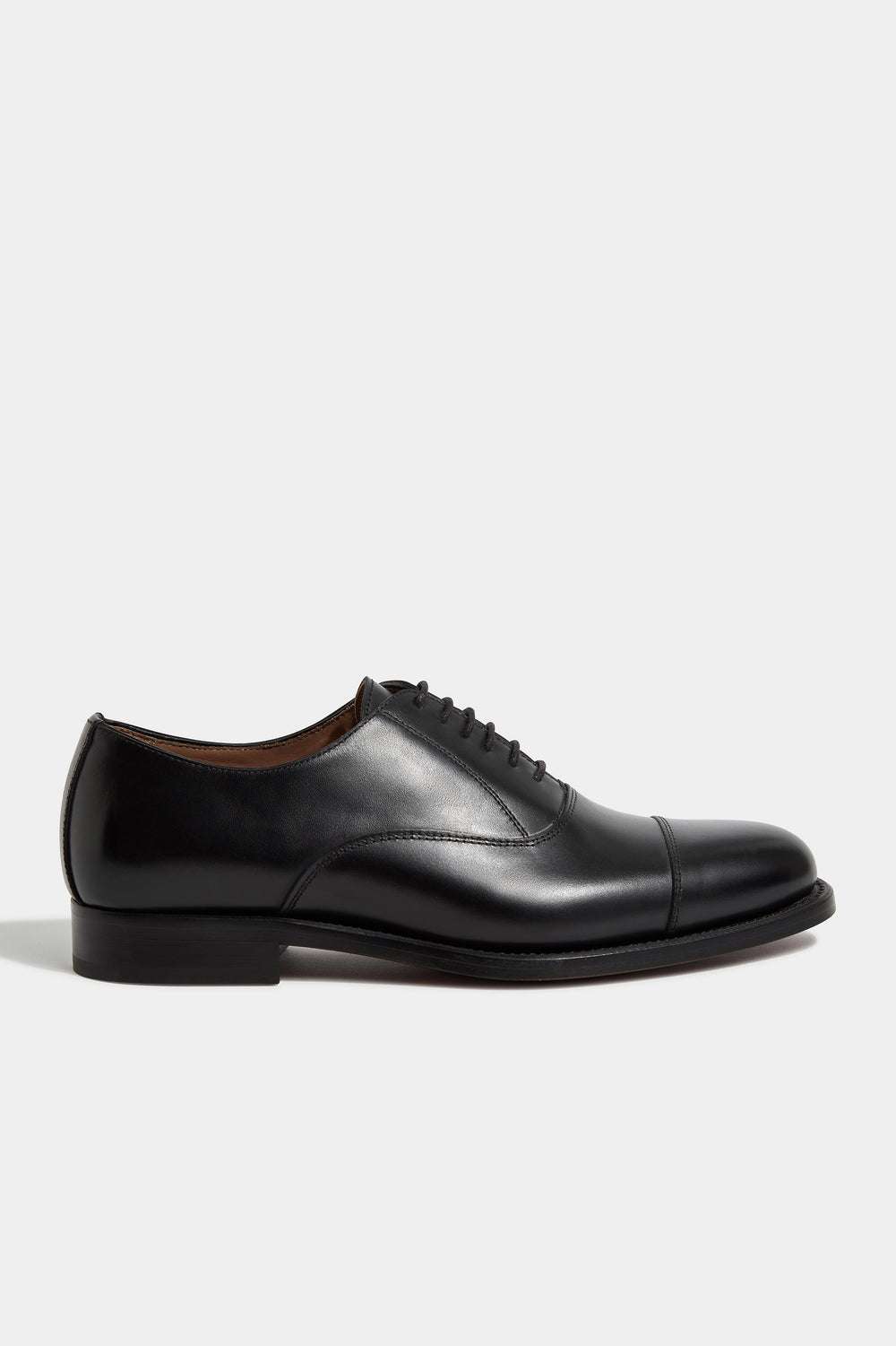 Black Oxford shoes, Italian black Oxfords, handcrafted Italian dress shoes, luxury Oxfords made in Italy, elegant men’s formal shoes, premium Italian leather Oxfords, classic black formal shoes, black Richelieu Oxfords; chaussures Oxford noires, Oxfords noirs italiens, Richelieus noirs, chaussures élégantes en cuir italien, Oxfords de luxe fabriqués en Italie, chaussures formelles pour homme, Oxfords en cuir noir premium; scarpe Oxford nere, Oxfords italiani neri, scarpe eleganti in pelle italiana, Oxfords