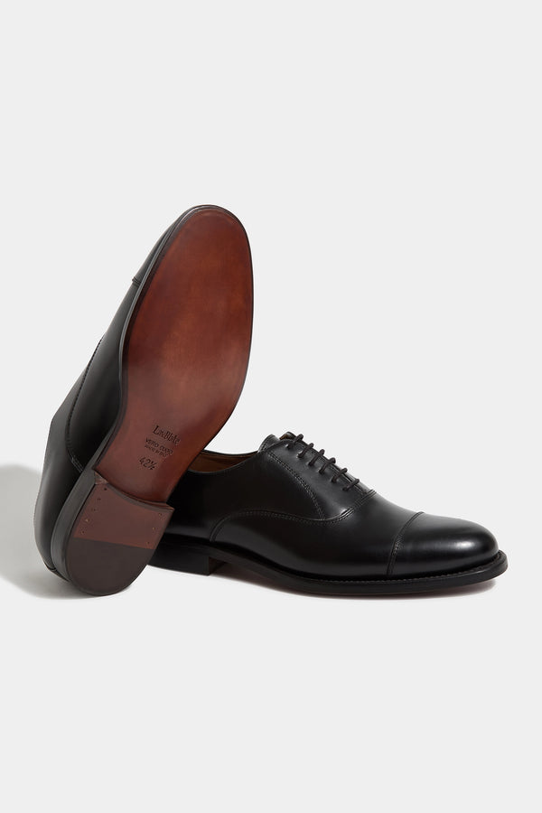 Black Oxford shoes, Italian black Oxfords, handcrafted Italian dress shoes, luxury Oxfords made in Italy, elegant men’s formal shoes, premium Italian leather Oxfords, classic black formal shoes, black Richelieu Oxfords; chaussures Oxford noires, Oxfords noirs italiens, Richelieus noirs, chaussures élégantes en cuir italien, Oxfords de luxe fabriqués en Italie, chaussures formelles pour homme, Oxfords en cuir noir premium; scarpe Oxford nere, Oxfords italiani neri, scarpe eleganti in pelle italiana, Oxfords