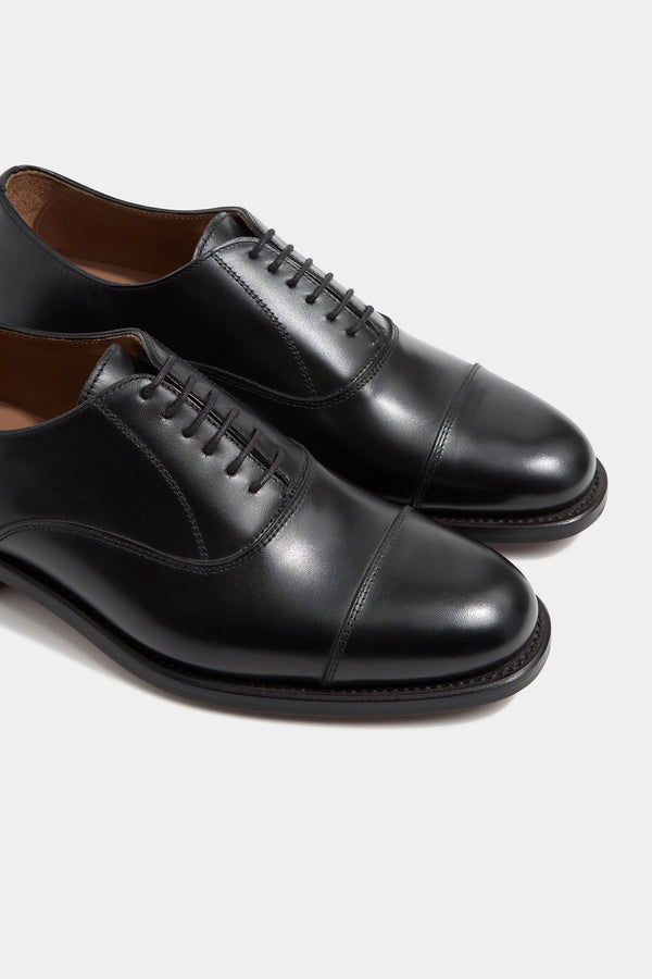 Black Oxford shoes, Italian black Oxfords, handcrafted Italian dress shoes, luxury Oxfords made in Italy, elegant men’s formal shoes, premium Italian leather Oxfords, classic black formal shoes, black Richelieu Oxfords; chaussures Oxford noires, Oxfords noirs italiens, Richelieus noirs, chaussures élégantes en cuir italien, Oxfords de luxe fabriqués en Italie, chaussures formelles pour homme, Oxfords en cuir noir premium; scarpe Oxford nere, Oxfords italiani neri, scarpe eleganti in pelle italiana, Oxfords