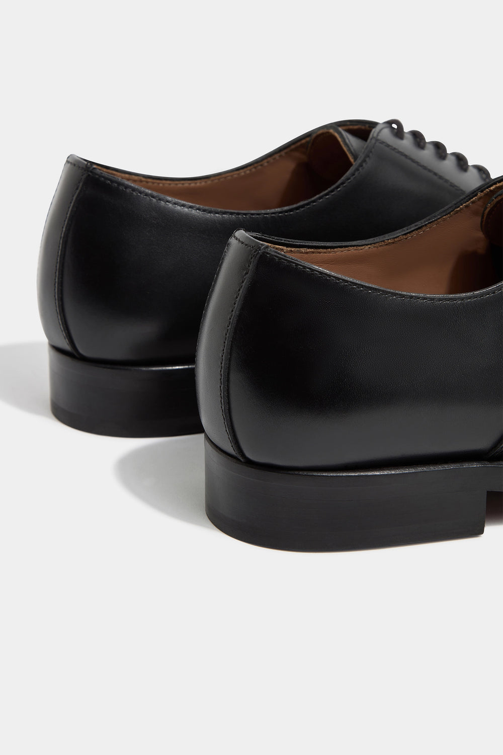 Black Oxford shoes, Italian black Oxfords, handcrafted Italian dress shoes, luxury Oxfords made in Italy, elegant men’s formal shoes, premium Italian leather Oxfords, classic black formal shoes, black Richelieu Oxfords; chaussures Oxford noires, Oxfords noirs italiens, Richelieus noirs, chaussures élégantes en cuir italien, Oxfords de luxe fabriqués en Italie, chaussures formelles pour homme, Oxfords en cuir noir premium; scarpe Oxford nere, Oxfords italiani neri, scarpe eleganti in pelle italiana, Oxfords