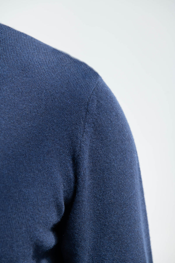 Italian cashmere turtleneck, Blue turtleneck, italian cashmere, italian turtleneck style, Blue Turtleneck in 100% cashmere, Col roulé en cachemire italien, Col roulé bleu, cachemire italien, style col roulé italien, Col roulé bleu en 100% cachemire, Dolcevita in cashmere italiano, Dolcevita blu, cashmere italiano, stile dolcevita italiano, Dolcevita blu in 100% cashmere,