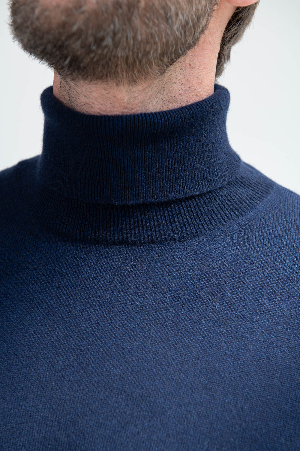 Italian cashmere turtleneck, Blue turtleneck, italian cashmere, italian turtleneck style, Blue Turtleneck in 100% cashmere, Col roulé en cachemire italien, Col roulé bleu, cachemire italien, style col roulé italien, Col roulé bleu en 100% cachemire, Dolcevita in cashmere italiano, Dolcevita blu, cashmere italiano, stile dolcevita italiano, Dolcevita blu in 100% cashmere,