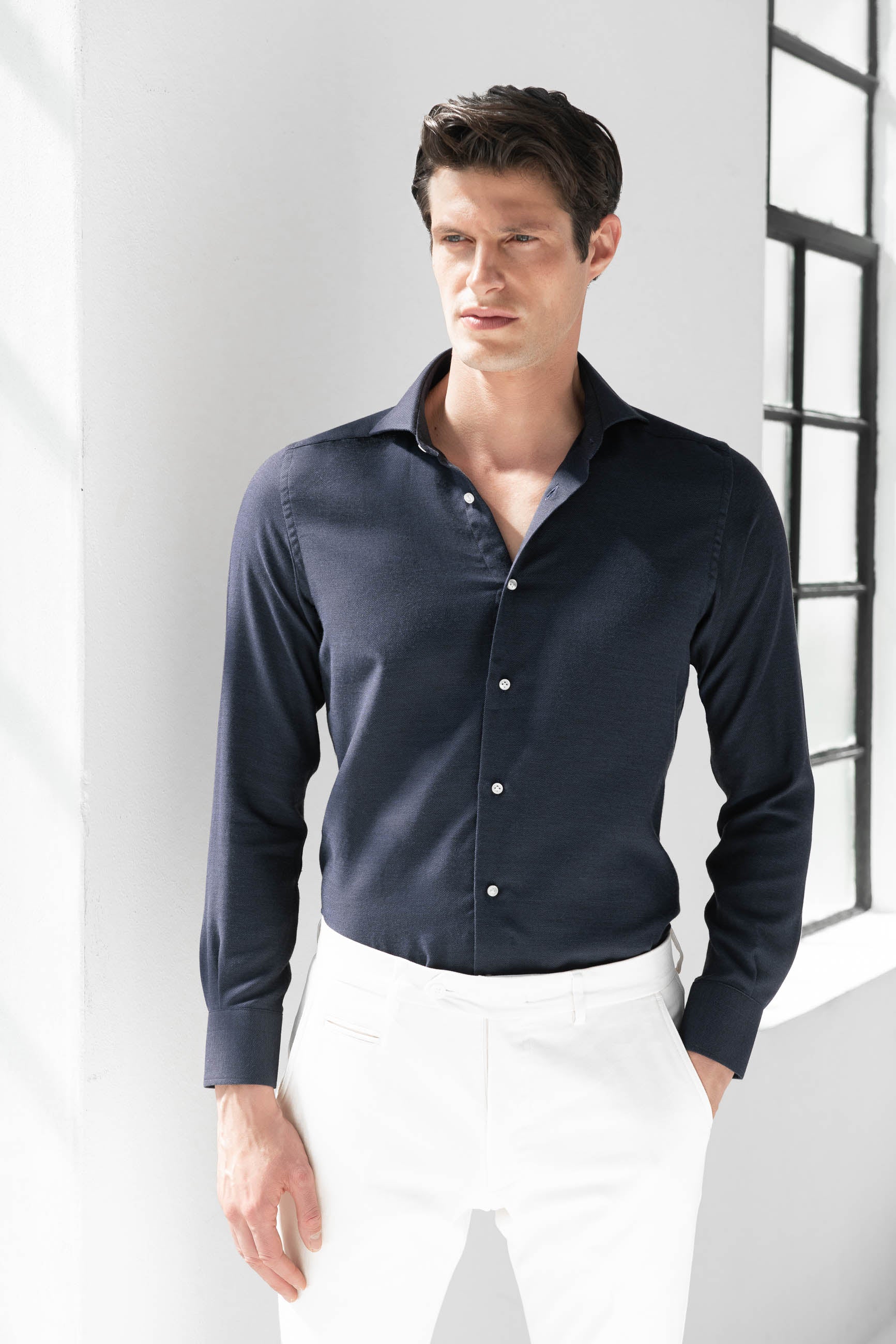 blue shirt made from cashmere and cotton, Made in Italy blue shirt, soft cashmere and cotton blend, Premium blue cashmere-cotton shirt, Italian-made, Camicia blu realizzata in cashmere e cotone, chemise bleu en cachemire et coton. Camicia blu Made in Italy, chemise bleu Made in Italy. Morbida miscela di cashmere e cotone, mélange doux de cachemire et coton. Camicia premium in cashmere e cotone blu fabbricata in Italia, chemise premium en cachemire et coton bleu fabriquée en Italie.