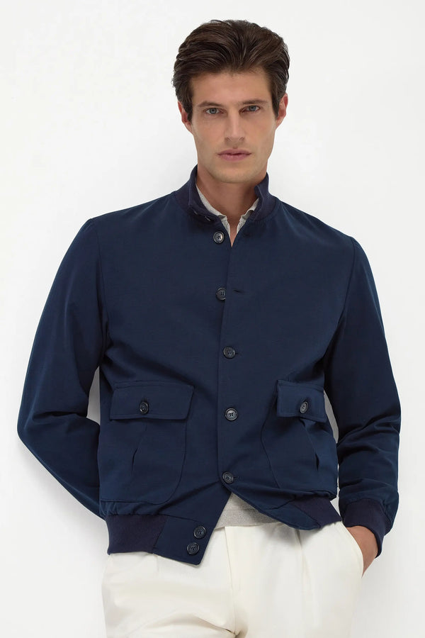 High-end blue bomber jacket, Italian blue jacket, luxury men’s bomber, premium cotton and silk jacket, elegant casual jacket, handcrafted Italian bomber, stylish blue bomber, blouson bleu en coton et soie fabriqué en Italie, veste bomber italienne haut de gamme, veste élégante pour homme, giacca bomber blu in cotone e seta fatta in Italia, giacca elegante italiana