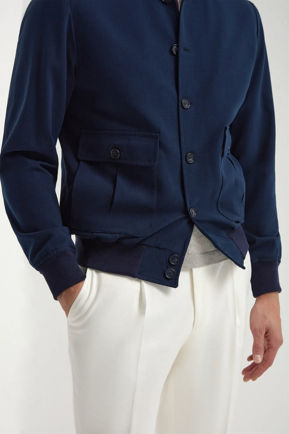 High-end blue bomber jacket, Italian blue jacket, luxury men’s bomber, premium cotton and silk jacket, elegant casual jacket, handcrafted Italian bomber, stylish blue bomber, blouson bleu en coton et soie fabriqué en Italie, veste bomber italienne haut de gamme, veste élégante pour homme, giacca bomber blu in cotone e seta fatta in Italia, giacca elegante italiana