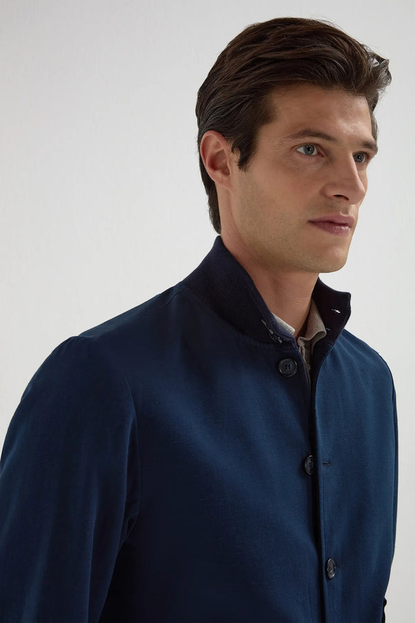 High-end blue bomber jacket, Italian blue jacket, luxury men’s bomber, premium cotton and silk jacket, elegant casual jacket, handcrafted Italian bomber, stylish blue bomber, blouson bleu en coton et soie fabriqué en Italie, veste bomber italienne haut de gamme, veste élégante pour homme, giacca bomber blu in cotone e seta fatta in Italia, giacca elegante italiana