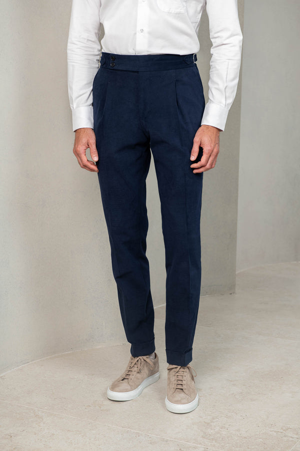 blue cotton sartorial trousers, blue cotton trousers, blue ghurka cotton trousers, pantalon ghurka bleu coton; pantalon ghurka bleu, pantalon sartorial bleu