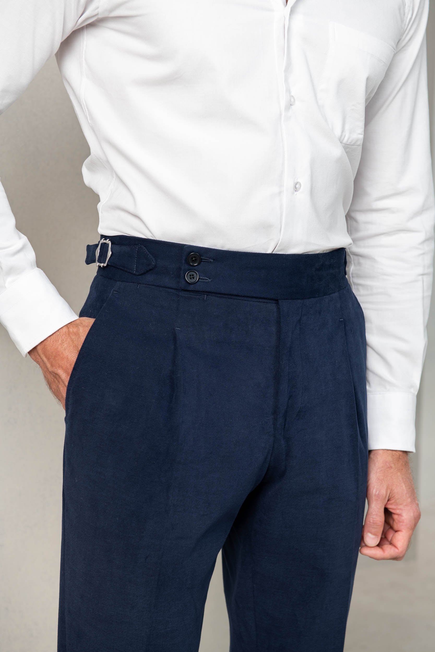 cotton trousers,  blue trousers, sartorial trousers, italian style; pantalons en coton, pantalons bleu, pantalons sartoriaux, style italien , pantalons fabriqués en Italie, pantaloni in cotone, pantaloni blu, pantaloni sartoriali, stile italiano; pantaloni made in italy, winter trousers, chino trousers, pleated trousers, pantalon d'hiver, pantalon chino, pantalon à plis