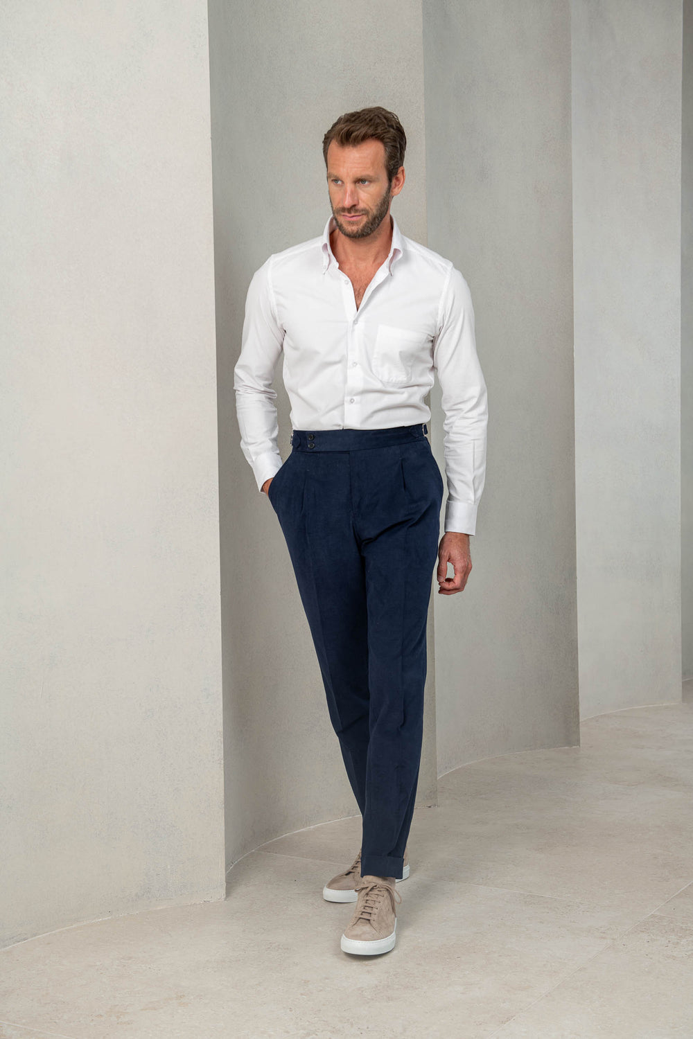 cotton trousers,  blue trousers, sartorial trousers, italian style; pantalons en coton, pantalons bleu, pantalons sartoriaux, style italien , pantalons fabriqués en Italie, pantaloni in cotone, pantaloni blu, pantaloni sartoriali, stile italiano; pantaloni made in italy, winter trousers, chino trousers, pleated trousers, pantalon d'hiver, pantalon chino, pantalon à plis