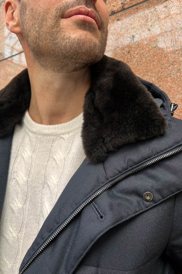 Cappotto blu in piumino con collo in montone staccabile – Made in Italy