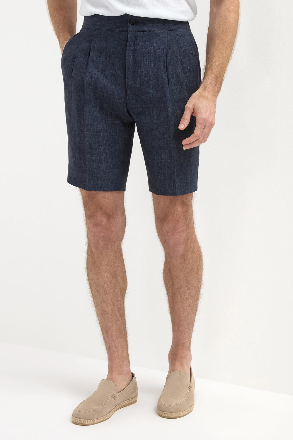 Blue Linen Relaxed Shorts, men's blue lightweight linen shorts, breathable summer shorts, elegant casual wear, comfortable and refined style, short décontracté en lin bleu pour hommes, short estival respirant, short élégant et confortable, pantaloncini in lino blu, bermuda traspirante e raffinato, abbigliamento casual sofisticato.