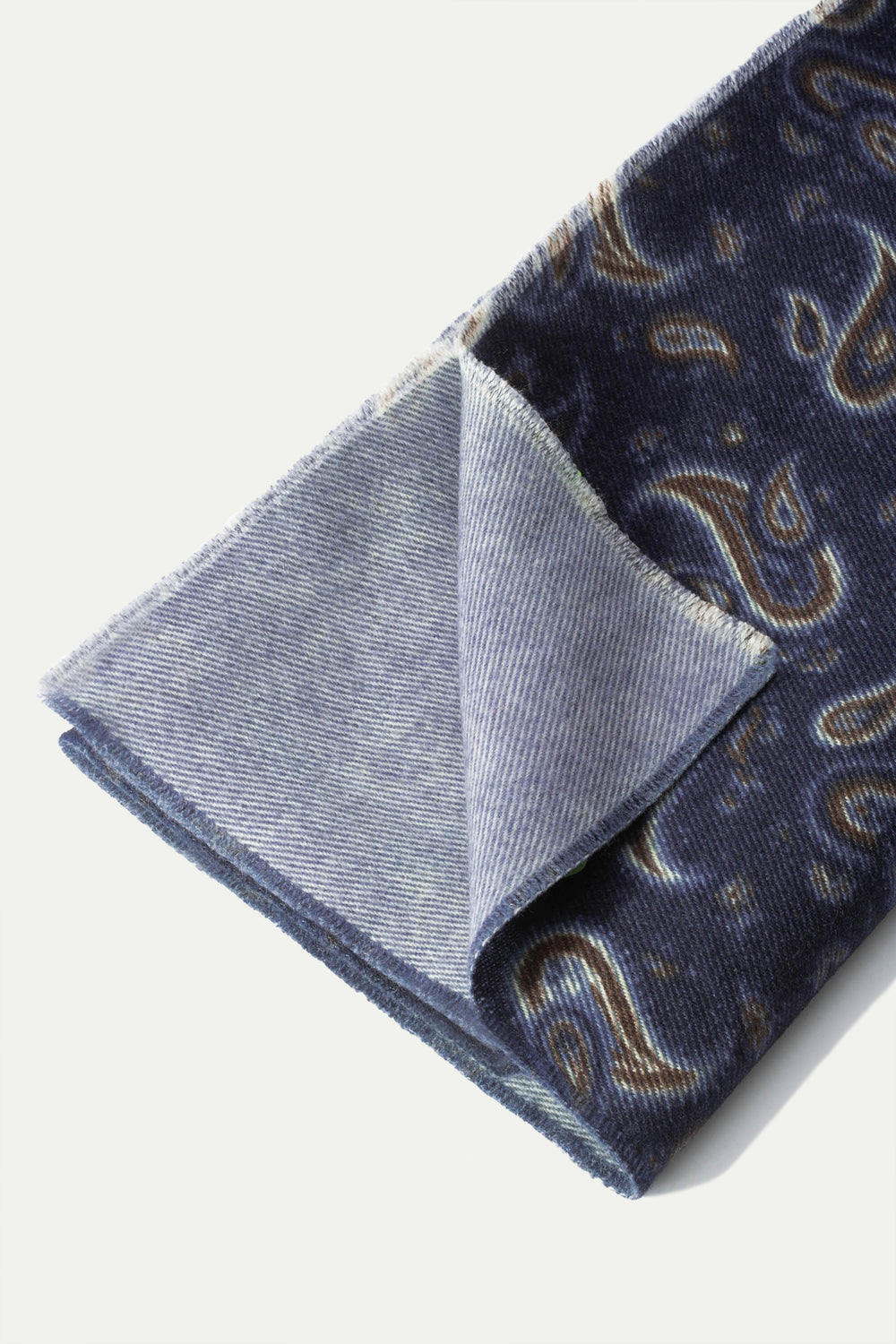 blue paisley scarf for men, blue patterned scarf for men, blue wool paisley scarf, blue wool scarf for men, écharpe bleue à motif, écharpe bleue pour homme, écharpe bleue homme, écharpe bleue homme, écharpe bleue laine homme