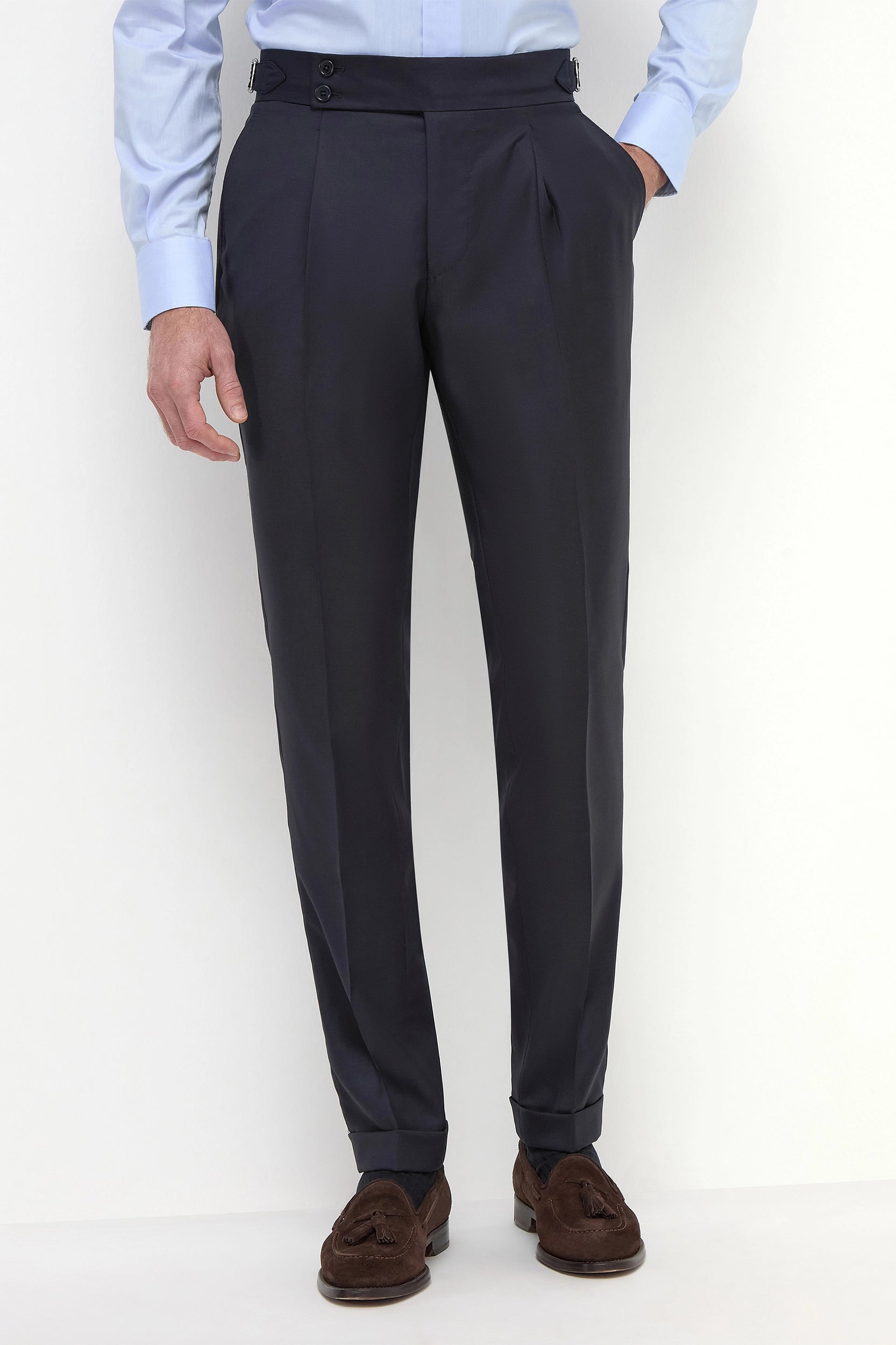 Blue Soragna Trousers, men's blue tailored trousers, elegant Soragna pants, breathable wool trousers, refined formal pants, pantalon Soragna bleu pour hommes, pantalon élégant en laine, pantalon respirant et raffiné, pantaloni Soragna blu, pantaloni eleganti sartoriali, pantaloni formali traspiranti.