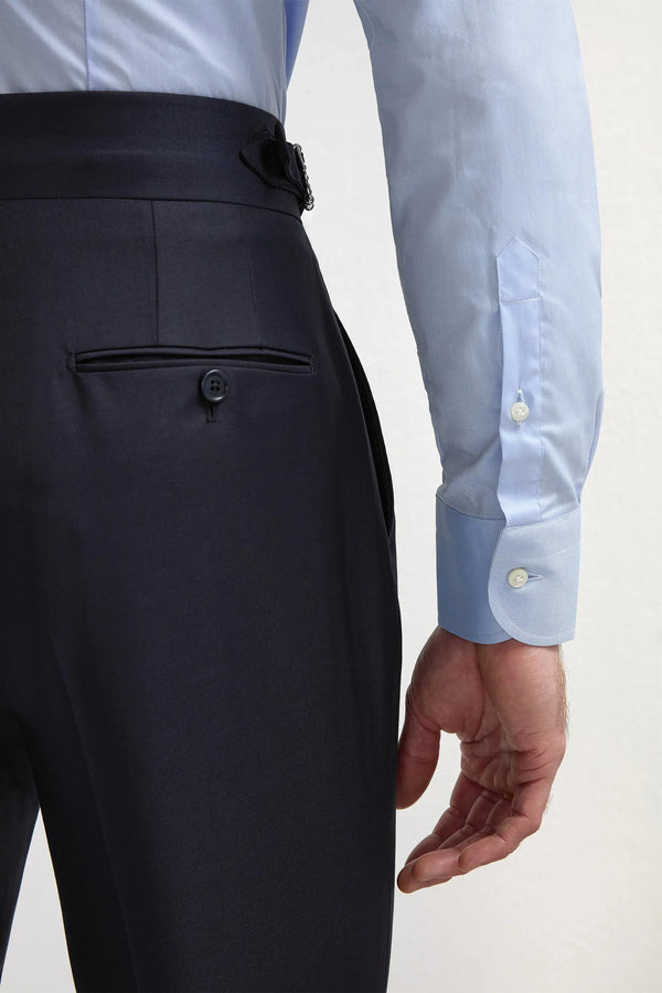 Blue Soragna Trousers, men's blue tailored trousers, elegant Soragna pants, breathable wool trousers, refined formal pants, pantalon Soragna bleu pour hommes, pantalon élégant en laine, pantalon respirant et raffiné, pantaloni Soragna blu, pantaloni eleganti sartoriali, pantaloni formali traspiranti.