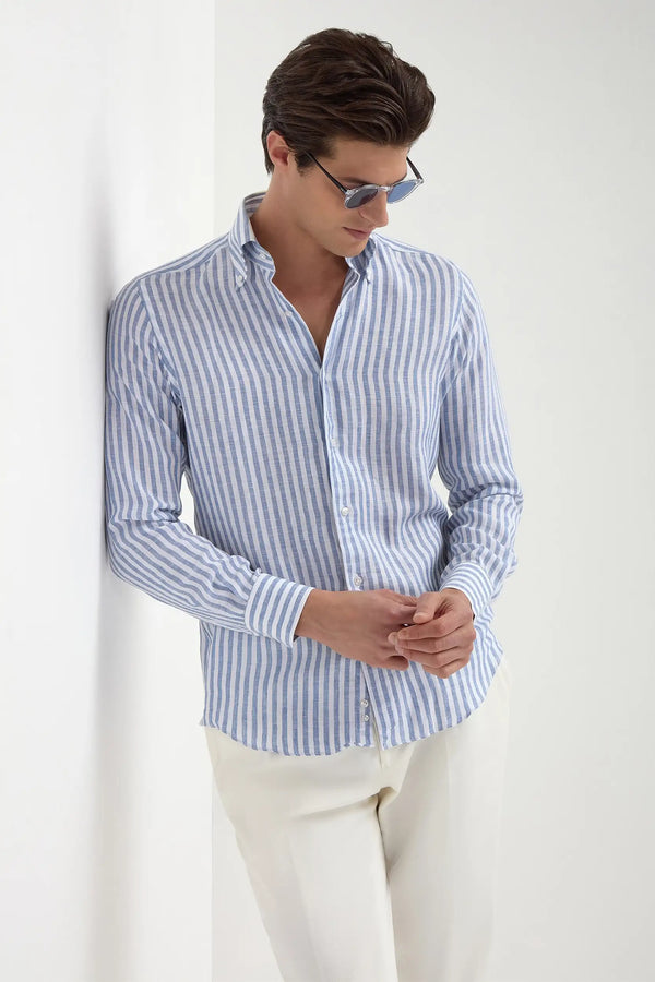 High-end blue striped linen button-down shirt, Italian blue striped shirt, luxury men’s linen shirt, premium Italian linen button-down, elegant men’s casual shirt, classic blue striped shirt, stylish striped linen shirt, chemise en lin rayée bleue à col boutonné fabriquée en Italie, chemise italienne rayée, chemise élégante en lin, camicia in lino a righe blu fatta in Italia, camicia elegante italiana